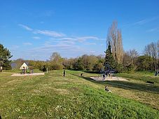 Aire de jeux d'enfants au Plateau de l'Avant-Garde à Pompey - Agrandir l'image, .JPG 157 Ko (fenêtre modale)