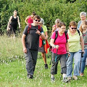 Groupe de randonneurs en train de marcher à Pompey.